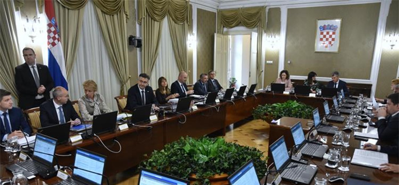 Manji broj dužnosnika i državnih tijela te profesionalizacija, decentralizacija i digitalizacija državne uprave